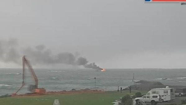 Tàu du lịch New Zealand bốc cháy ngày 18/1. (Ảnh: RT)