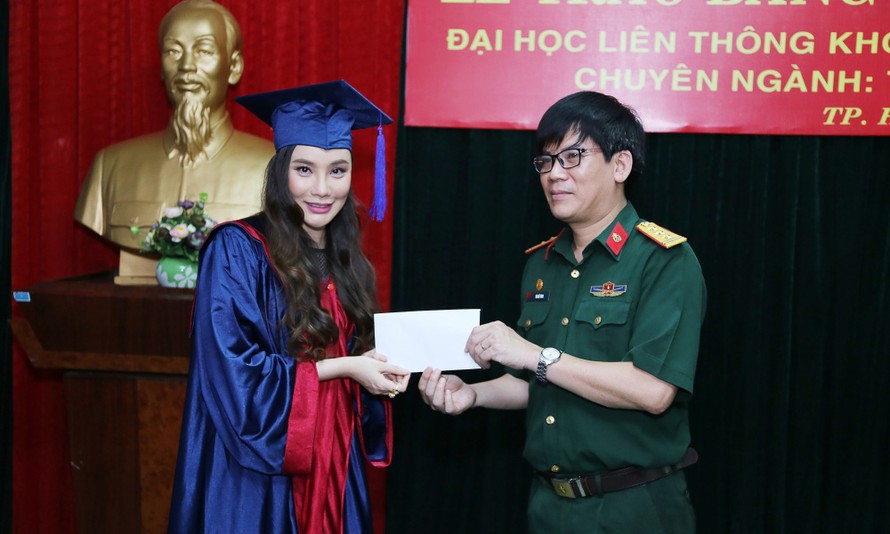 Hồ Quỳnh Hương bất ngờ trở thành giảng viên Đại học