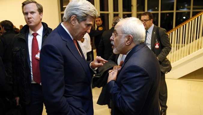 Ngoại trưởng Mỹ John F. Kerry (trái) gặp Ngoại trưởng Iran Mohammad Javad Zarif tại Vienna hôm 16/1 để công bố thực thi thỏa thuận hạt nhân. Ảnh: AP