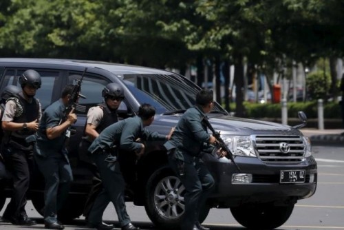 Cảnh sát Indonesia vào vị trí sau vụ nổ làm chấn động Jakarta hôm 14/1. Ảnh: Reuters