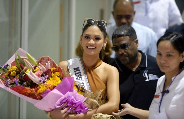 Pia Alonzo Wurtbach xuất hiện tại sân bay quốc tế ở Manila, Philippines, ngày 23/1. Cô được người hâm mộ và giới truyền thông Philippines chào đón nhiệt tình ngay tại sân bay. 