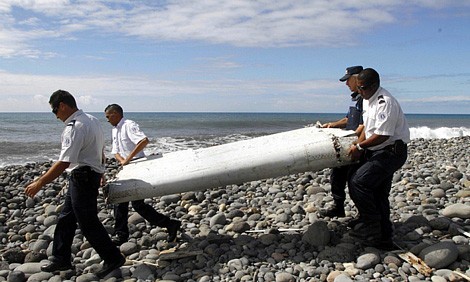 Mảnh vỡ cánh máy bay được tìm thấy trên đảo Reunion của Pháp ở Ấn Độ Dương tháng 7/2015 đã được xác định thuộc về MH370 (Ảnh: AFP)