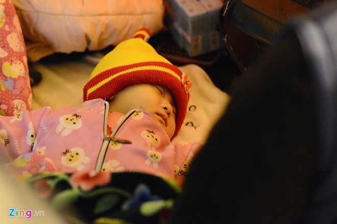 Em bé 8 tháng tuổi này được nằm ngủ trong nhà bạt cùng mẹ và chị gái 5 tuổi do một nhóm thanh niên tình nguyện dựng tạm trên hè phố.