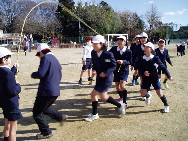 Trẻ em Nhật nô đùa trong nắng dù thời tiết đang là 4 độ C (Ảnh chụp ngày 25/1).