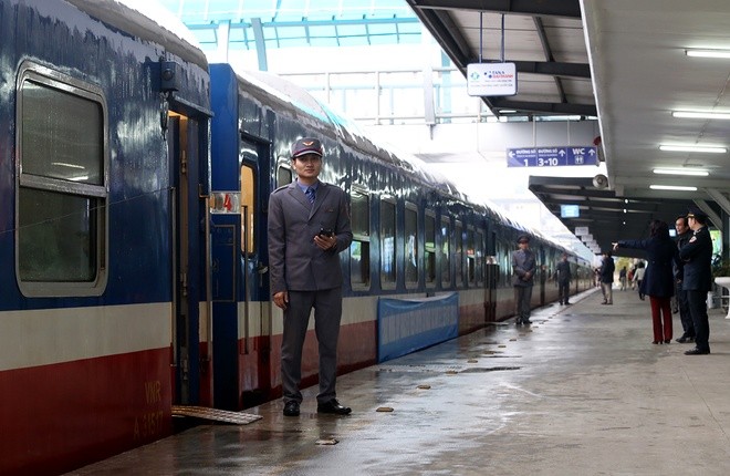 Sáng 26/1, Công ty Vận tải đường sắt Hà Nội (Tổng công ty Đường sắt Hà Nội) khai trương đoàn tàu khách chất lượng cao, số hiệu SE5/SE6, chạy tuyến Hà Nội - Sài Gòn. Đoàn tàu gồm 10 toa, được nâng cấp cải tạo lại.