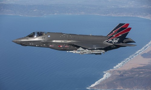 Chiếc F-35A mang theo tên lửa AIM-9X tham gia bắn thử nghiệm. Ảnh: Defenseindustrydaily
