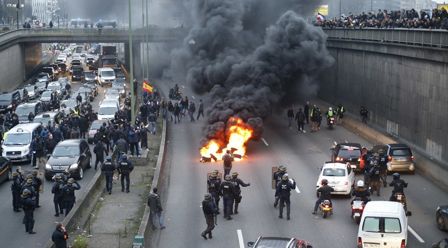 Các tài xế taxi biểu tình, đốt phá để phản đối dịch vụ Uber ở Pháp. (Ảnh: AFP)