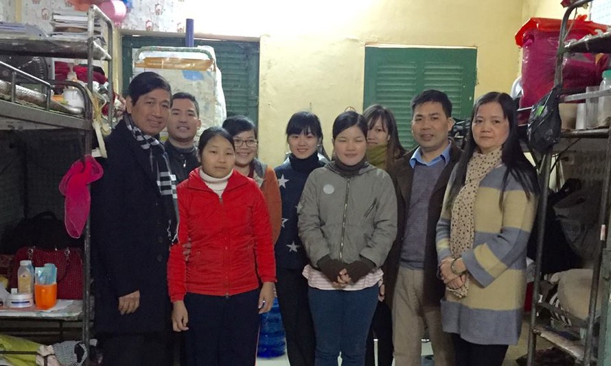 Thầy hiệu trưởng cùng giáo viên và học sinh đến KTX thăm sinh viên Mại (áo đỏ). (ẢNh: FB thầy Nguyễn Văn Cương)