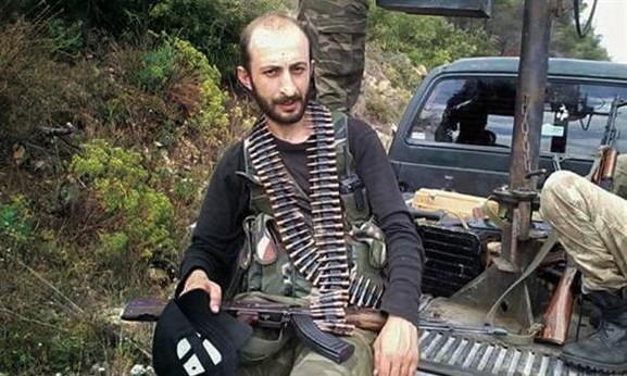 Binh lính Nga đang truy lùng Alparslan Celik, một tay súng Thổ Nhĩ Kỳ, vì tên này bắn chết phi công Su-24 của Nga