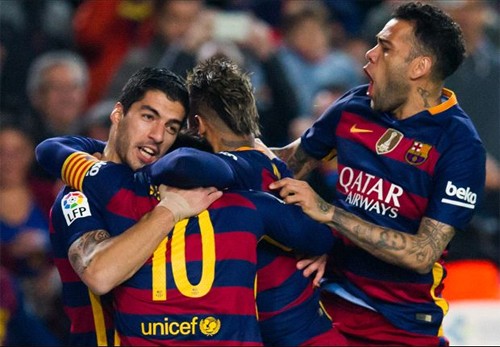 Các cầu thủ Barca chia vui sau bàn gỡ của Suarez. Ảnh: Reuters