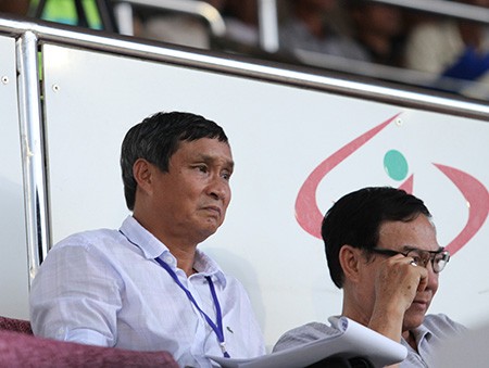 Chuyên gia bóng đá Trần Duy Long (phải) chia sẻ những khó khăn của HLV Miura (ảnh: Trọng Vũ)
