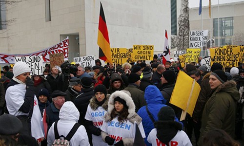 Cộng đồng người Nga ở Đức biểu tình yêu cầu đòi điều tra vụ bé gái Nga bị hãm hiếp. Ảnh: Reuters