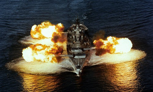 Thiết giáp hạm USS New Jersey khai hỏa. Ảnh: US Navy