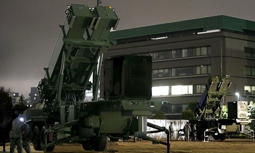 Bệ phóng thuộc hệ thống tên lửa phòng không Patriot được lắp đặt gần Bộ Quốc phòng Nhật Bản. Ảnh: Reuters