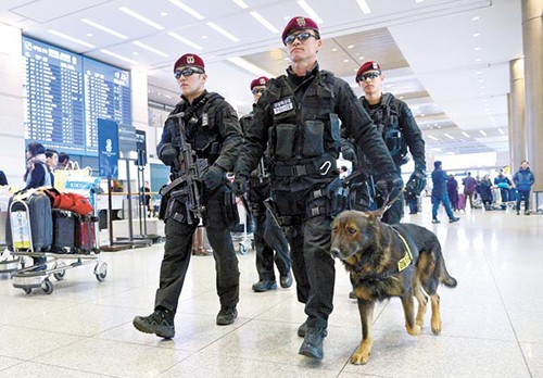 Cảnh sát và chó nghiệp vụ tuần tra tại sân bay quốc tế Incheon hôm qua. Ảnh: Newsis