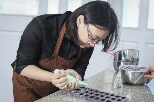 Chị Hạnh từ bỏ công việc với các con số để chuyển sang "giấc mơ" chocolate Việt.