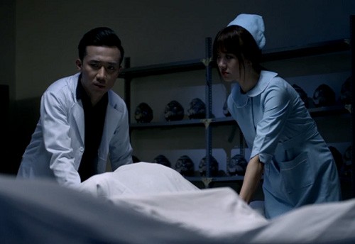  Trấn Thành và Hari Won vào vai cặp bác sĩ, y tá bị hồn ma bám đuổi.