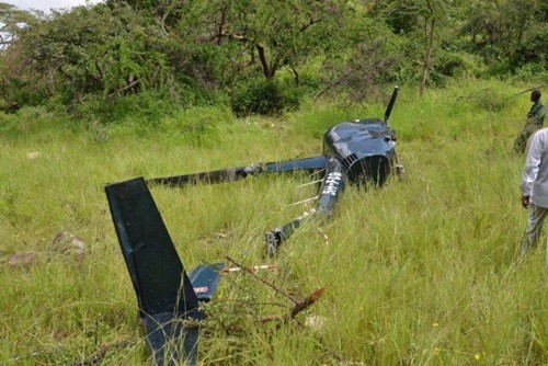 Trực thăng gẫy đuôi trong đám cỏ dày. Ảnh: Tanzania National Parks