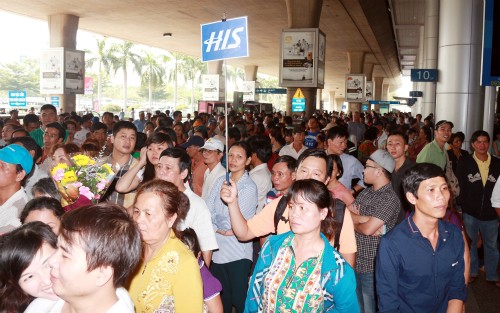 Hàng nghìn người đổ về sảnh đón ga quốc tế sân bay Tân Sơn Nhất đón người thân những ngày qua khiến khu vực này trở nên quá tải. Ảnh: Hữu Công