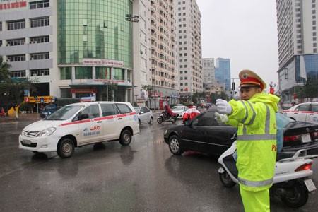 Cảnh sát phân luồng giao thông tại nút giao thông Lê Văn Lương - Nguyễn Tuân