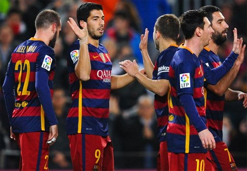 Luis Suarez (thứ hai từ trái sang) và Messi tiếp tục tỏa sáng trong màu áo Barca. Ảnh: Reuters