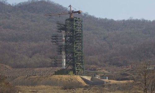 Tên lửa Unha-3 của Triều Tiên tại bãi phóng ở Tongchang-ri, phía tây Triều Tiên, năm 2012. Ảnh: AP.