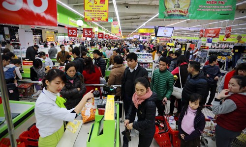 Không khí mua sắm bắt đầu tăng nhiệt từ chiều 27 Tết, dù nhân viên các siêu thị cho biết vẫn chưa phải đợt cao điểm. Ảnh: Nhật Minh