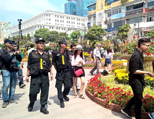 Cảnh sát tuần tra trên đường hoa Nguyễn Huệ. Ảnh: H. D.
