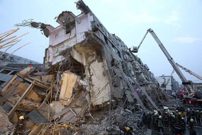 Nhà cửa đổ nát sau động đất ở Đài Loan.