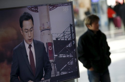 Một người đi qua màn hình TV phát bản tin về vụ phóng tên lửa của Triều Tiên ở ga tàu Seoul, Hàn Quốc. Ảnh: Reuters