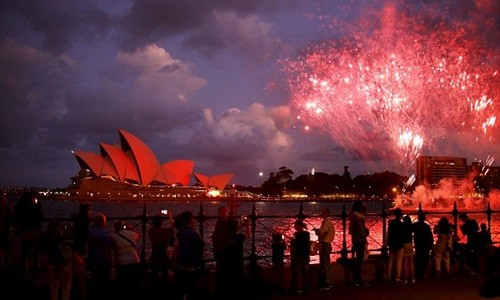 Người dân Australia đứng xem pháo hoa tại cầu cảng Darling.
