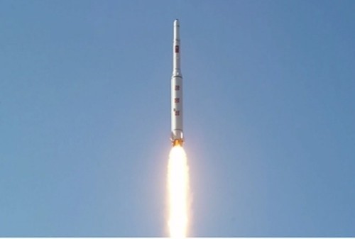 Hình ảnh vụ phóng tên lửa Triều Tiên trên kênh truyền hình KRT của nước này. Ảnh: Reuters