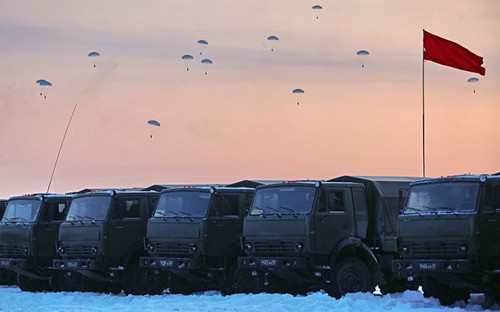 Lính Nga nhảy dù trong cuộc diễn tập ở vùng Kostroma. 