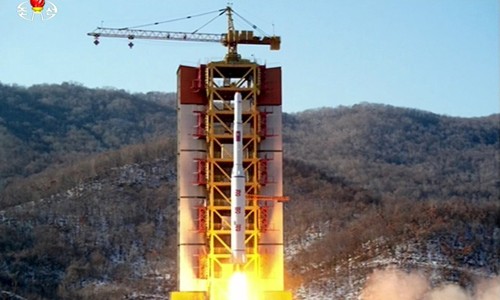 Tên lửa tầm xa của Triều Tiên được phóng lên ở bãi phóng Sohae hôm 7/2. Ảnh: Reuters