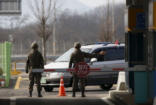 Lính Hàn Quốc canh gác đường dẫn tới khu công nghiệp Kaeasong. Ảnh: Reuters