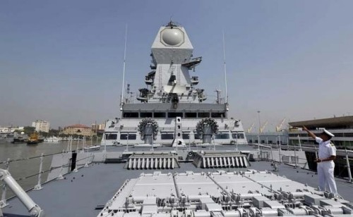 Sĩ quan hải quân Ấn Độ trên tàu mới đóng INS Kochi ở xưởng tại Mumbai hồi tháng 12 năm ngoái. 