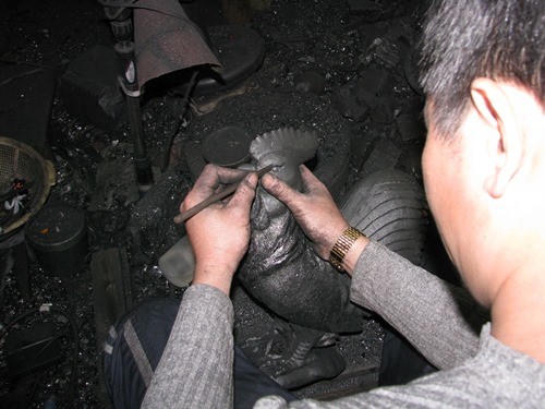 Đôi bàn tay bám đầy than là hình ảnh thường thấy của những thợ thủ công mỹ nghệ than đá ở đất mỏ.