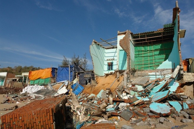 Gần chục nhà sập đổ và nhiều căn khác hư hỏng nặng. 