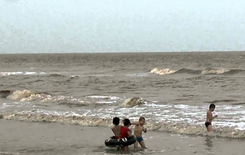 Bãi biển Ba Động, nơi hai du khách chết trong dịp Tết. Ảnh: Hồ Nam