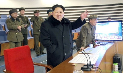 Lãnh đạo Triều Tiên Kim Jong-un phản ứng khi ông xem quá trình phóng vệ tinh ngày 7/2. 