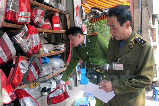 Lực lượng chức năng kiểm tra các cửa hàng kinh doanh phụ tùng ô tô quanh "chợ Giời". (Ảnh: TTXVN)