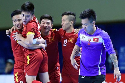 Không giữ được niềm vui đến hết trận, các cầu thủ futsal Việt Nam gặp khó ở tứ kết trước cường quốc futsal Nhật Bản. Ảnh: Tú Trần.