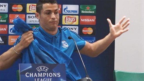 Ronaldo khó chịu với câu hỏi của phóng viên.