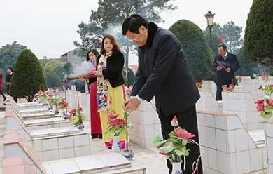 Chủ tịch nước thắp hương tưởng nhớ các anh hùng liệt sĩ tại nghĩa trang liệt sĩ thành phố Lạng Sơn.