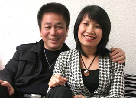 Nhạc sĩ Phú Quang và người vợ hiện tại (Ảnh: ANTG)