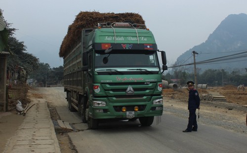 Chiếc xe qua tải bị đích thân Giám đốc Sở Giao thông Thanh Hóa bắt giữ. Ảnh: Lam Sơn
