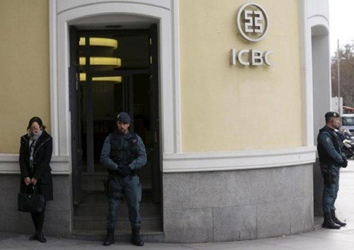 Cảnh sát bên ngoài văn phòng của ICBC tại Madird (Tây Ban Nha). Ảnh: Reuters