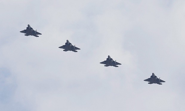 Các máy bay F-22 bay trên bán đảo Triều Tiên (Ảnh: EPA)