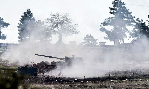 Xe tăng Thổ Nhĩ Kỳ nã pháo vào lực lượng người Kurd ở Syria. Ảnh: AFP
