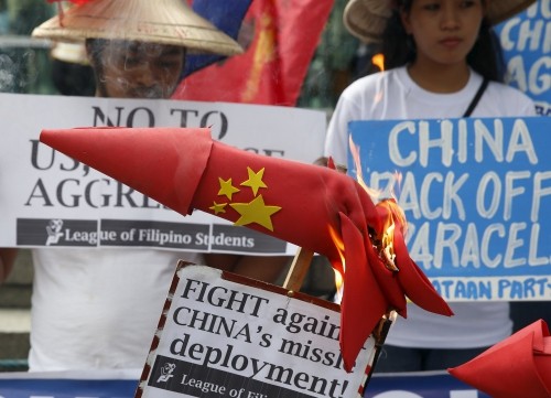 Mô hình tên lửa Trung Quốc bị người biểu tình đốt trước cổng lãnh sự quán nước này ở Manila. Ảnh: Reuters